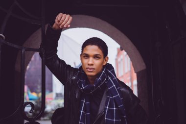 Yakışıklı genç adam.