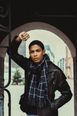 Yakışıklı genç adam.