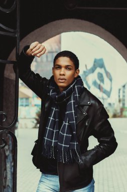 Yakışıklı genç adam.