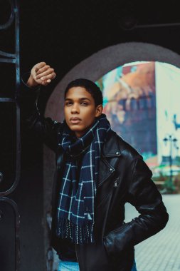 Yakışıklı genç adam.