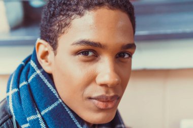 Yakışıklı genç adam.