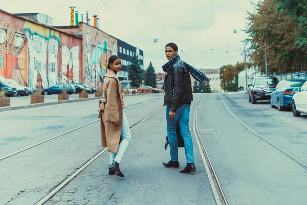 Jovem casal amoroso — Fotografia de Stock