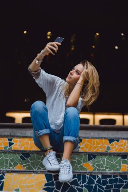 adımlar üzerinde genç kadın