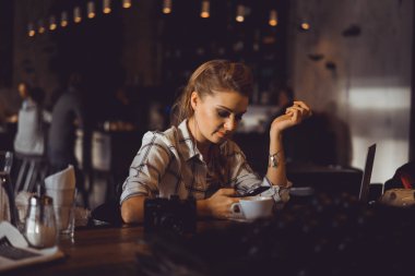 Smatphone kullanan kadın