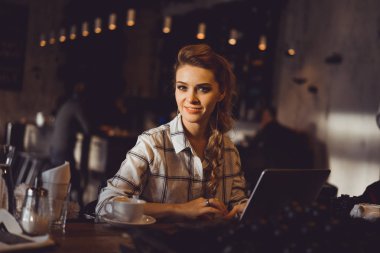 Dizüstü bilgisayar kullanan kadın