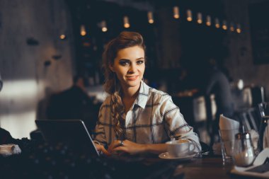 Dizüstü bilgisayar kullanan kadın