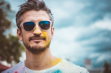 holi Festivali yakışıklı adam 