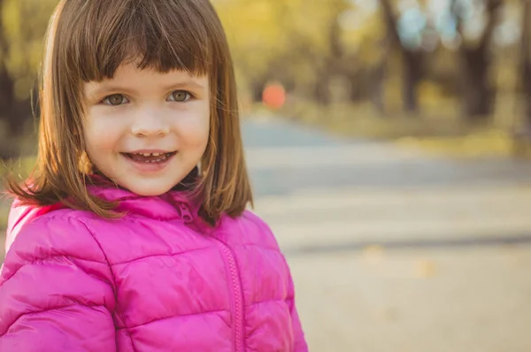 Schattig klein meisje — Stockfoto