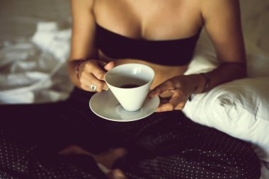 içme içmek kadın kahve