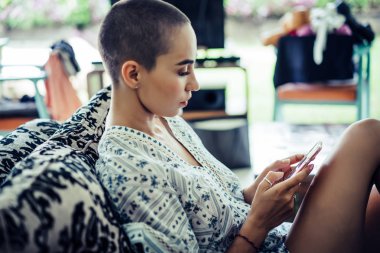 Akıllı telefon kullanan kadın