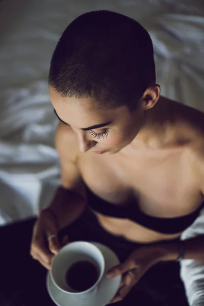 Femme buvant du café — Photo