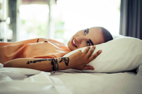 침대에 누워 있는 여자 — 스톡 사진