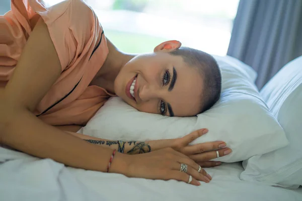 Mujer acostada en la cama — Foto de Stock