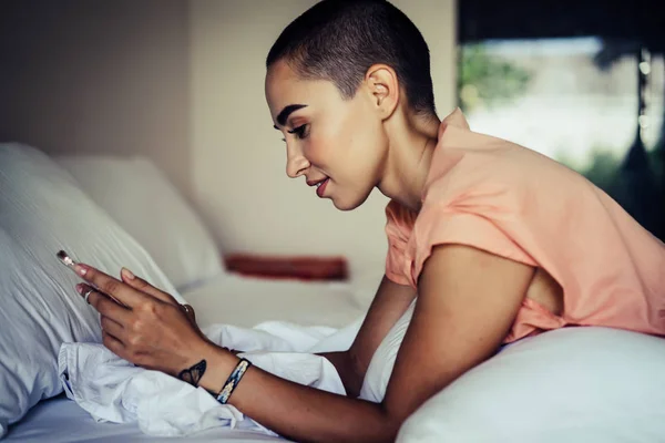 Vrouw met smartphone — Stockfoto