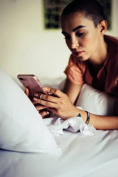 Vrouw met smartphone — Stockfoto