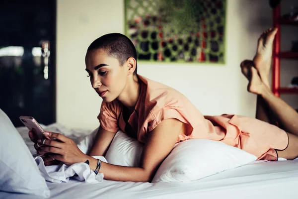 Vrouw met smartphone — Stockfoto