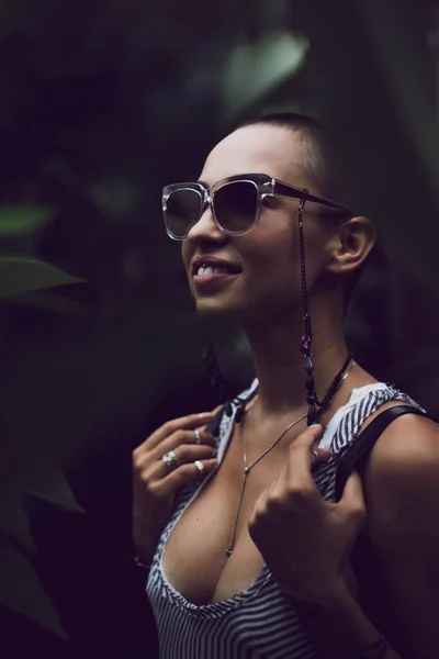 Elegante donna in occhiali da sole — Foto Stock