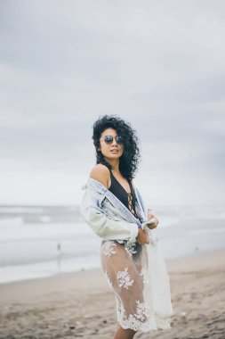 Muhteşem bir kadın siyah mayo