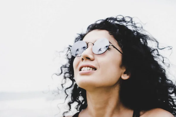 Prachtige jonge vrouw — Stockfoto