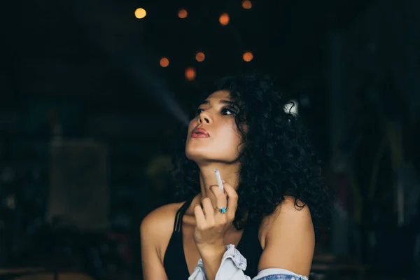 Mulher jovem fumando — Fotografia de Stock