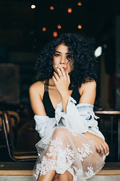 Mujer joven fumando — Foto de Stock