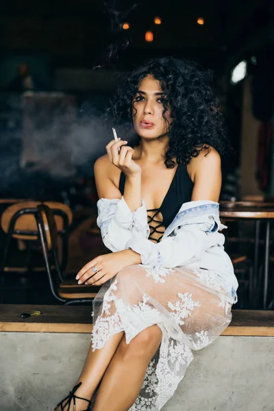 Mulher jovem fumando — Fotografia de Stock