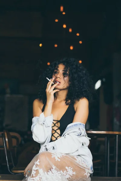 Giovane donna fumare — Foto Stock