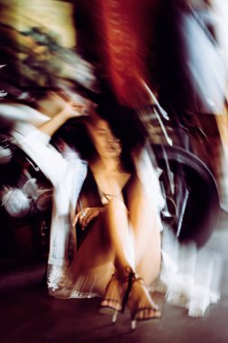 Motosiklet ile genç kadın