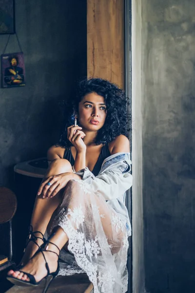 Mujer joven fumando — Foto de Stock