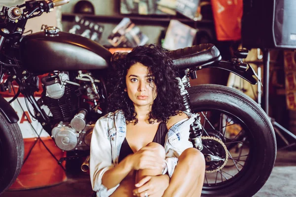 Młoda kobieta z motocyklem — Zdjęcie stockowe