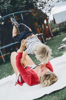 Anne oğlu ile eğleniyor battaniye var