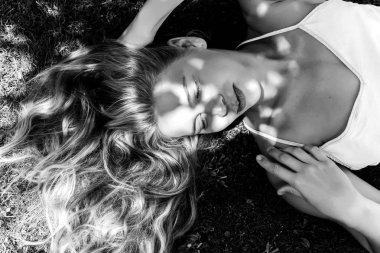 Çimenlerde uzanan kadın