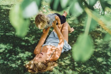 Anne oğlu ile eğleniyor çimenlerin üzerinde