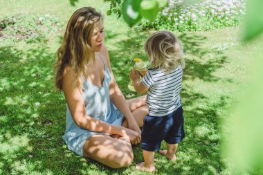 Anne oğlu ile eğleniyor çimenlerin üzerinde