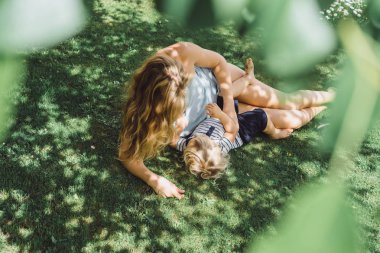 Anne oğlu ile eğleniyor çimenlerin üzerinde