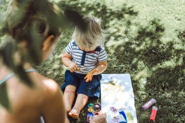 Anne oğluyla birlikte boyama