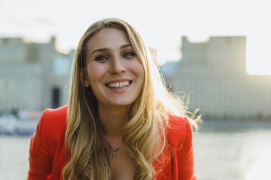 Kameraya gülümseyen kadın