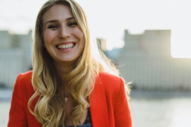 Kameraya gülümseyen kadın