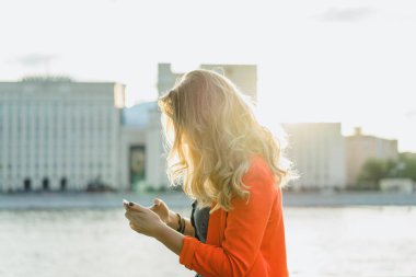 Smartphone kentsel mesire kullanan kadın