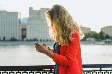 Smartphone kentsel mesire kullanan kadın