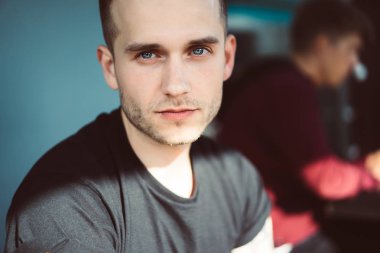 Ciddi yakışıklı adam kameraya bakan