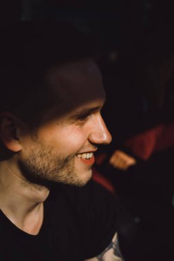 yakışıklı genç adam gülüyor