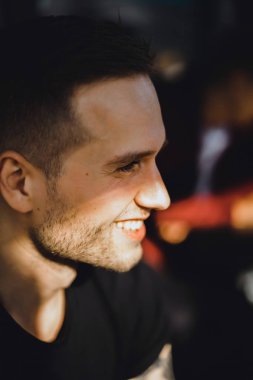 yakışıklı genç adam gülüyor