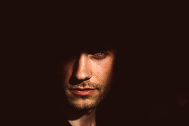 Adam kameraya bakıyor.