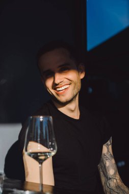 kameraya gülen dövmeli adam