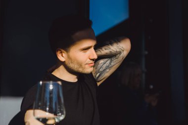 yaz terasında dövmeli adam