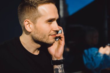 Dövmeli adam telefonda konuşurken