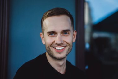 yakışıklı adam kameraya bakan