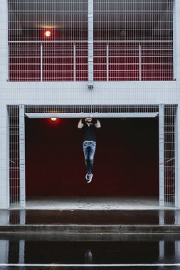 açık havada pull-up yapan erkek