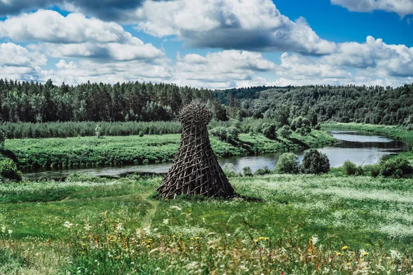 Houten vuurtoren op de rivier bank — Stockfoto